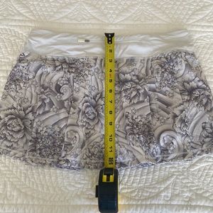 Lululemon athletic skirt. Sz 8 black gray and white print